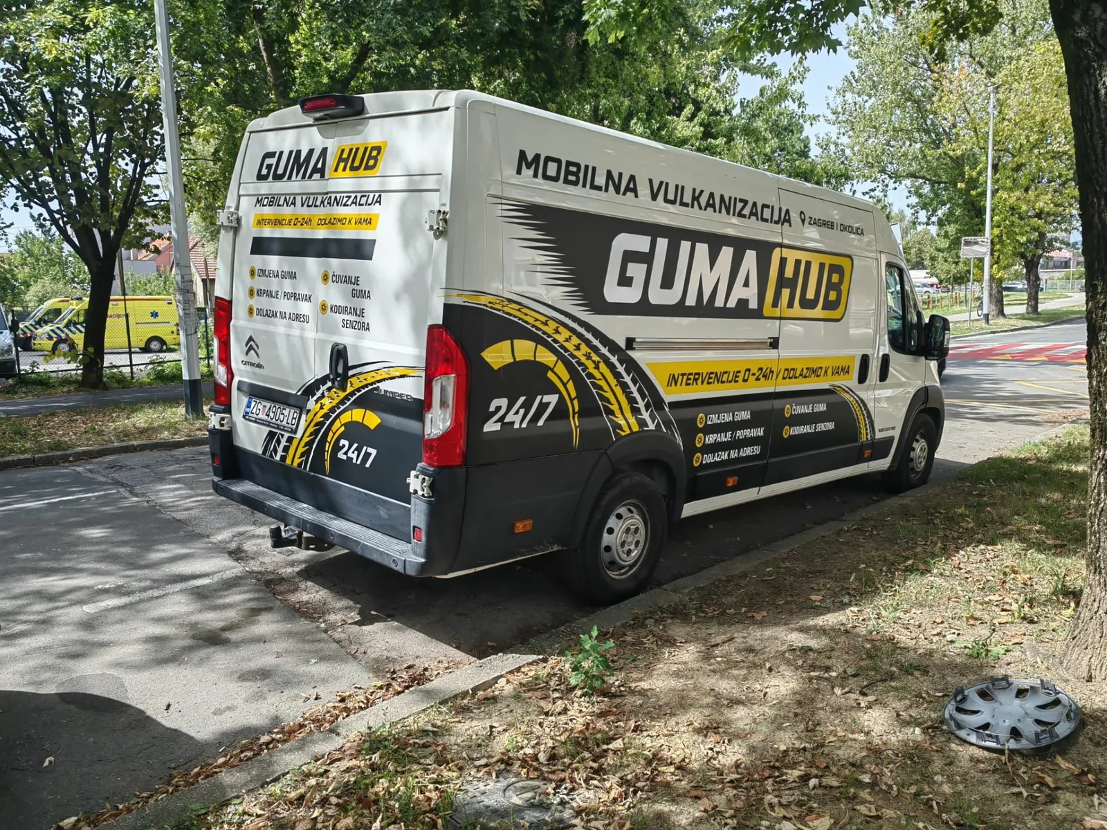 GUMAHUB kombi sa stražnje strane, natpis 24/7