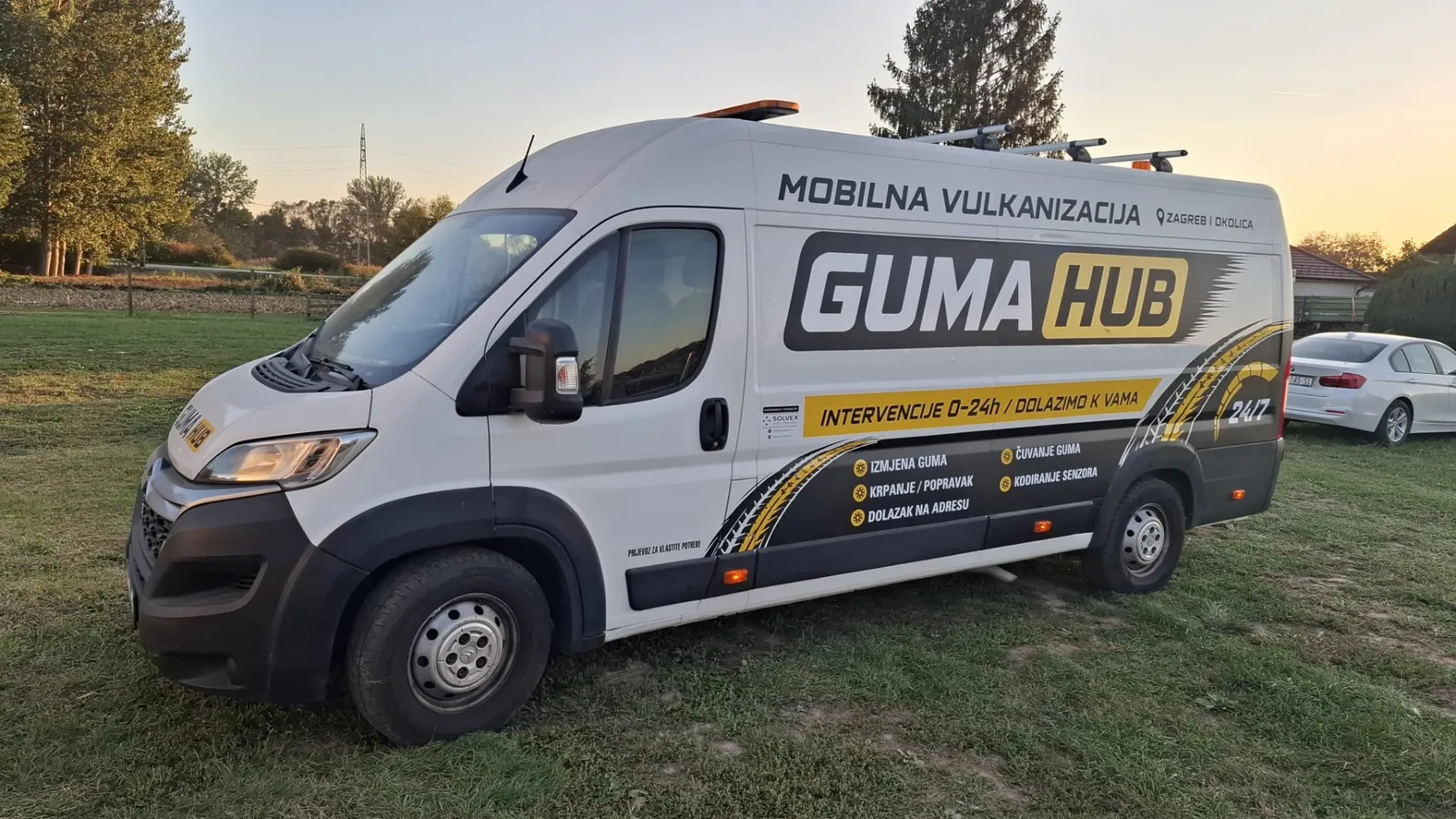 Bočni pogled na GUMAHUB kombi za mobilnu vulkanizaciju