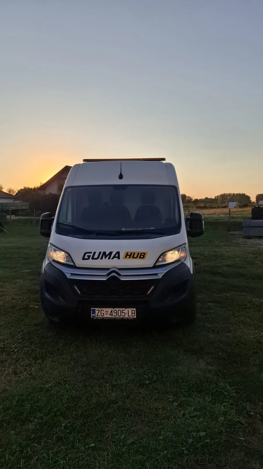GUMAHUB kombi s prednje strane u sumrak
